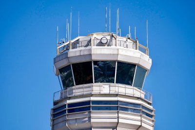 출석률이 완벽한 항공 교통 직원은 $10,000의 보너스를 받습니다