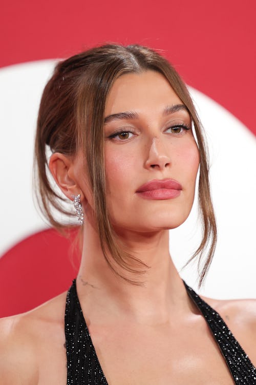 헤일리 비버의 생일 룩은 니콜 키드먼에게 보내는 러브레터처럼 느껴졌습니다