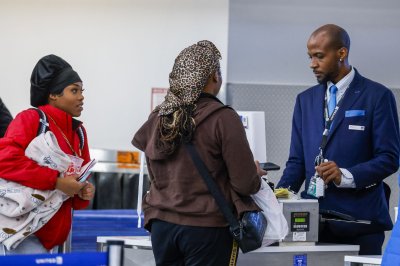 목요일은 1,000건의 항공편 취소로 시작됩니다. 정부 재개에도 불구하고 삭감은 계속될 예정