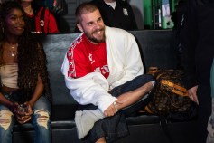 저스틴 비버(Justin Bieber)가 길가에 차가 고장난 낯선 사람을 돕기 위해 차를 세웠어요: