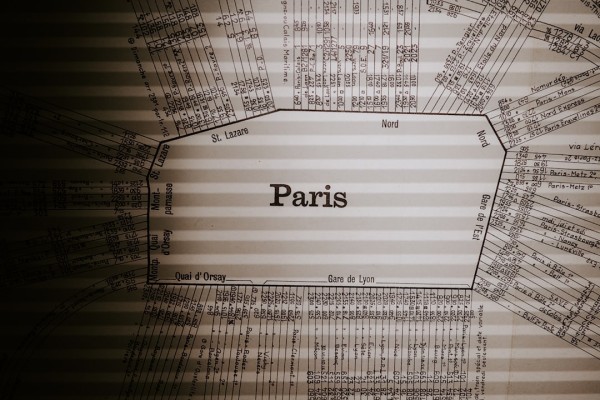 2015년 파리 테러 추모식에서 자비스 코커의 공연