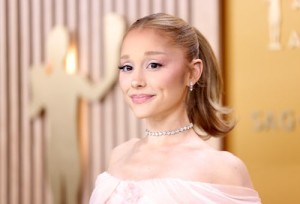 아리아나 그란데(Ariana Grande)의 사이드 뱅은 부드러움과 매끈함의 완벽한 조화