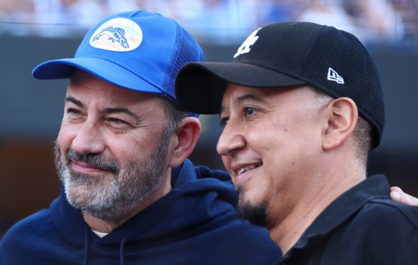 지미 킴멜(Jimmy Kimmel), 고(故) 밴드리더인 클레토 에스코베도 3세(Cleto Escobedo III)에게 눈물을 흘리며 경의를 표합니다