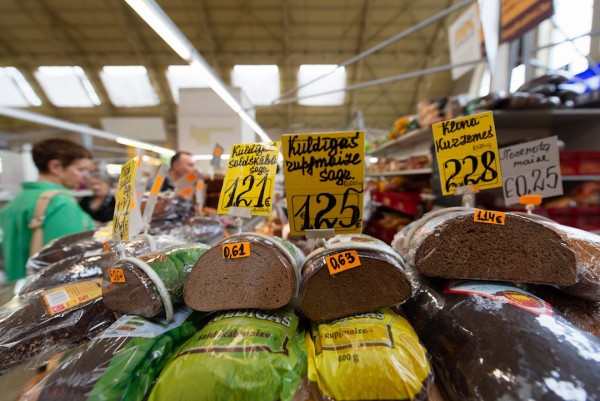 젊은 소비자들은 Chipotle과 Cava를 덜 먹고 있습니다. 코치 가방을 더 많이 사고 있어요