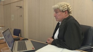 운동 신경 질환을 앓고 있는 판사는 법정에서 컴퓨터 생성 음성을 사용합니다