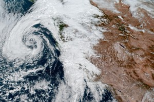 대기 강이 흠뻑 젖어 화상을 입은 로스앤젤레스를 위협함에 따라 대피 경고 발령