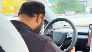 잠든 테슬라 로보택시 운전자는 인간이 여전히 가장 약한 고리임을 증명