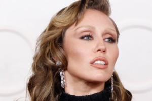 들어보세요: 마일리 사이러스가 