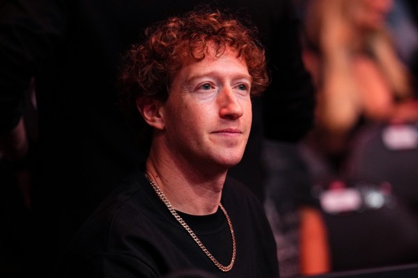 Zuck조차도 자신의 광고 알고리즘에 면역이되지 않습니다. 우리는 스타일리스트에게 Instagram 쇼핑 습관에 무게를 두라고 요청했습니다.