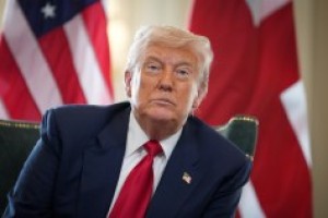 Miles Teller는 Taylor Swift의 결혼식 초대에 대해 이야기하며 자신과 아내 Keleigh가 Pop St를 위해 