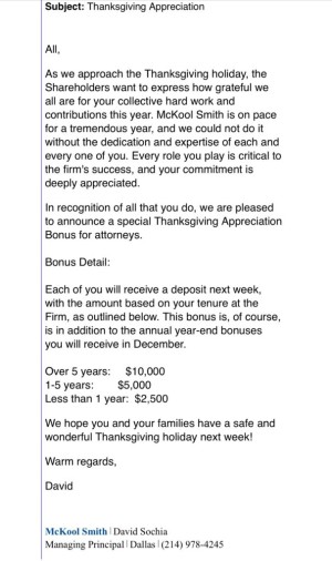 동료들은 쿨한 특별 추수감사절 보너스를 받습니다