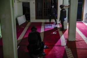 자카르타 고등학교 모스크 폭탄테러로 54명 부상