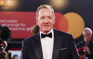 케빈 스페이시(Kevin Spacey)는 성폭행 스캔들 이후 노숙자이며 호텔에 살고 있다고 말했습니다