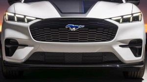 머스탱을 훔치기 위해 하수구 뚜껑을 덮고 관공서에 침입한 남자