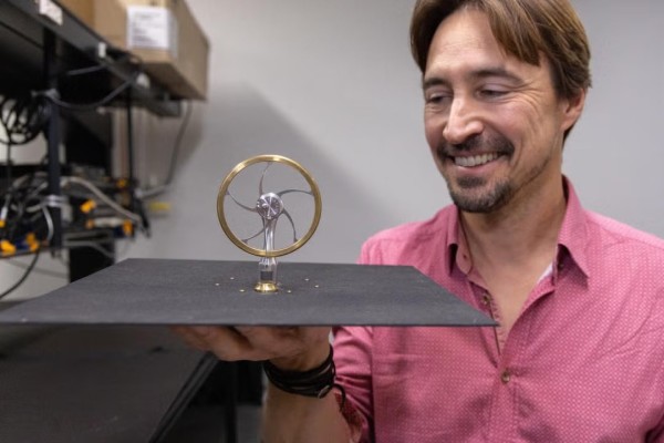 이 엔진은 땅을 떠나지 않고 깊은 우주에서 에너지를 빨아들입니다